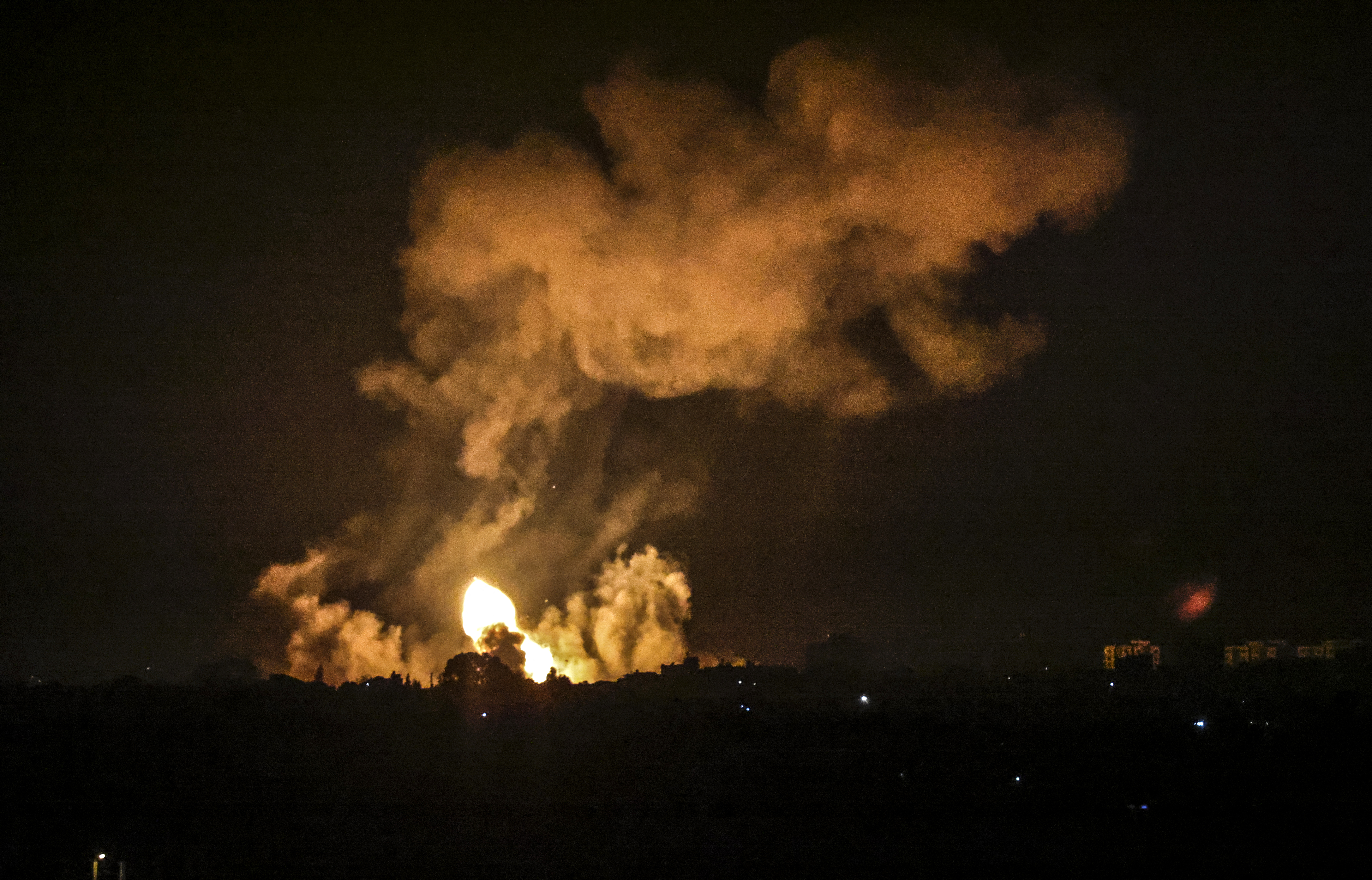 Fumaça e bola de fogo aumentam após um ataque aéreo em Khan Yunis, na Faixa de Gaza