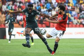 Egypt's forward Mohamed Salah (R) fights for the ball with Nigeria's defender Kenneth Omeruo