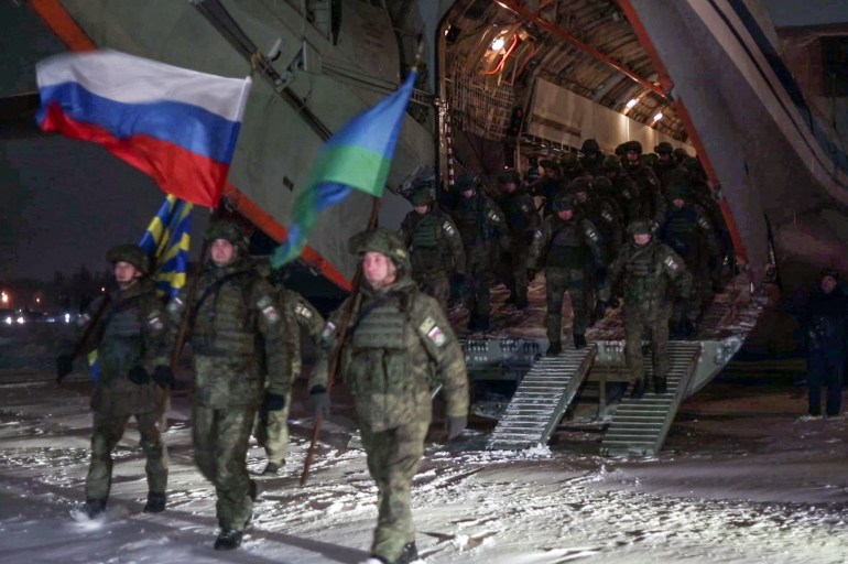 نزول القوات الروسية على متن طائرة شحن عسكرية عند هبوطها في إيفانوفو بعد إكمال مهمتها في كازاخستان.