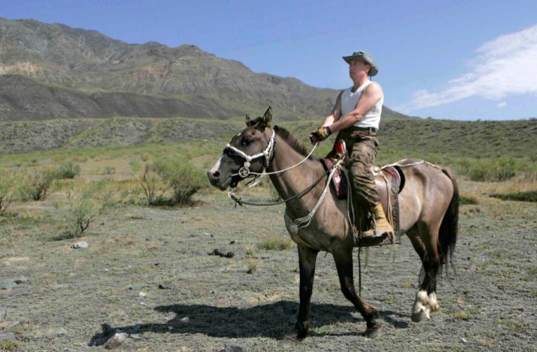 Le président russe Vladimir Poutine monte à cheval près des monts Sayan occidentaux dans la région de Tuva, dans le sud de la Sibérie, en août 2007