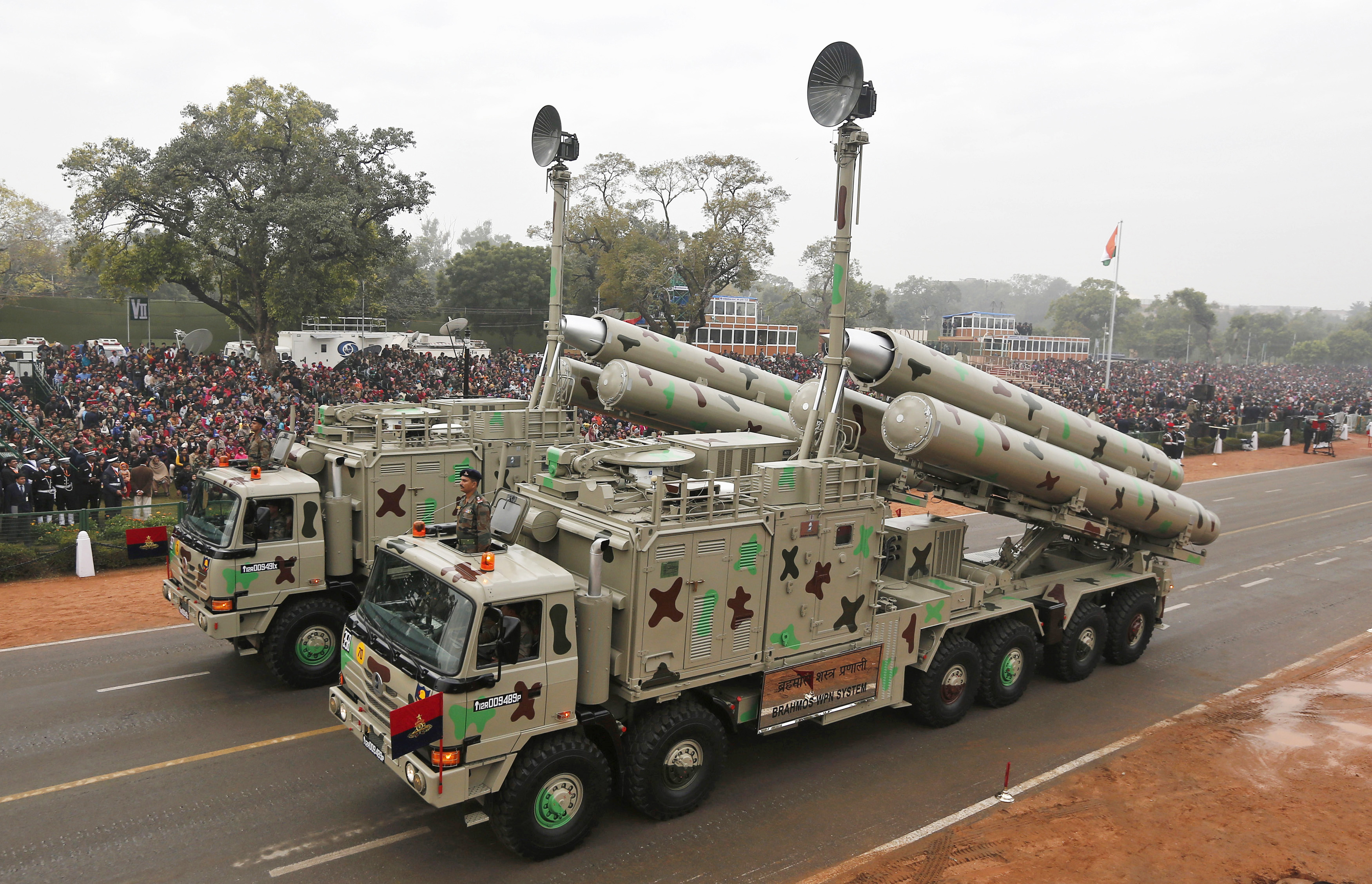 O sistema de armas BrahMos do Exército Indiano é exibido durante um ensaio geral para o desfile do Dia da República de 2015 em Nova Délhi.