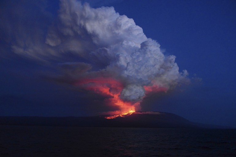 آتشفشان گرگ در آخرین فوران خود در سال 2015 دود و گدازه را در جزیره ایزابلا منتشر می کند.