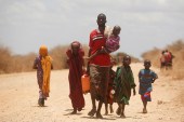 Internally displaced Somalis carry their belongings as they flee from drought stricken regions before entering makeshift camps in Baidoa, west of Somalia&#39;s capital Mogadishu [File: Feisal Omar/Reuters]
