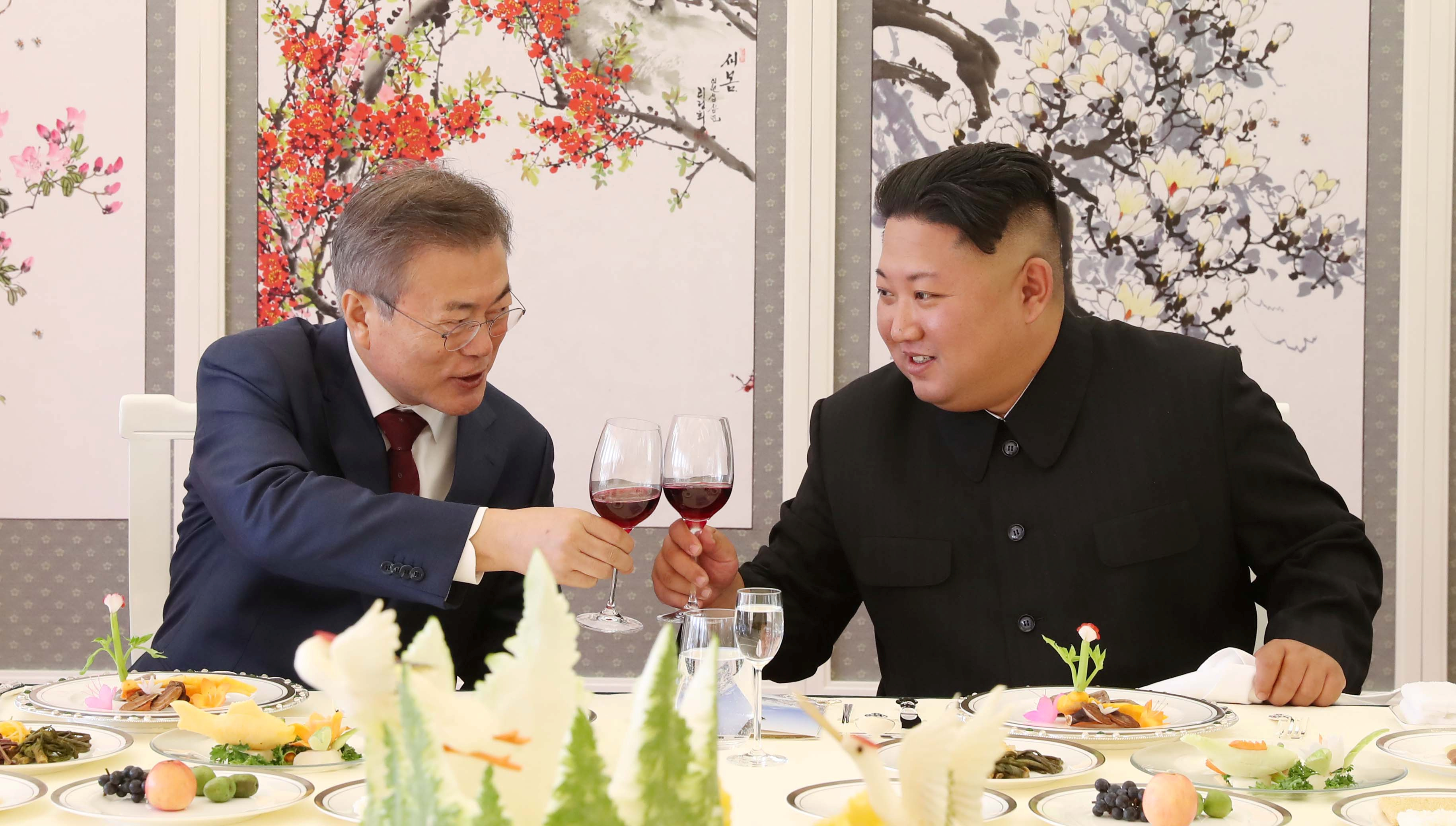 O presidente sul-coreano Moon Jae-in faz um brinde com o líder norte-coreano Kim Jong Un durante um almoço na Samjiyon Guesthouse na província de Ryanggang, Coreia do Norte