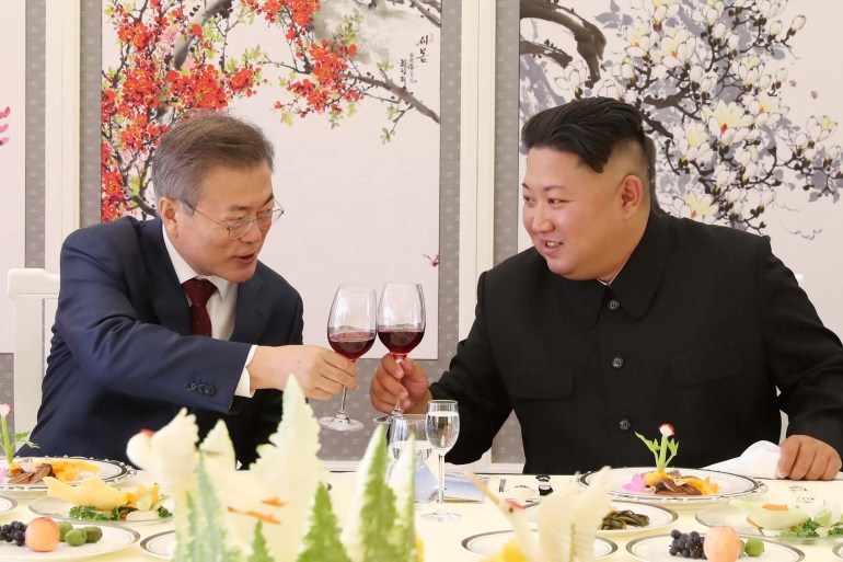 South Korean President Moon Jae-in makes a toast with North Korean leader Kim Jong Un during a luncheon at Samjiyon Guesthouse in Ryanggang province, North Korea