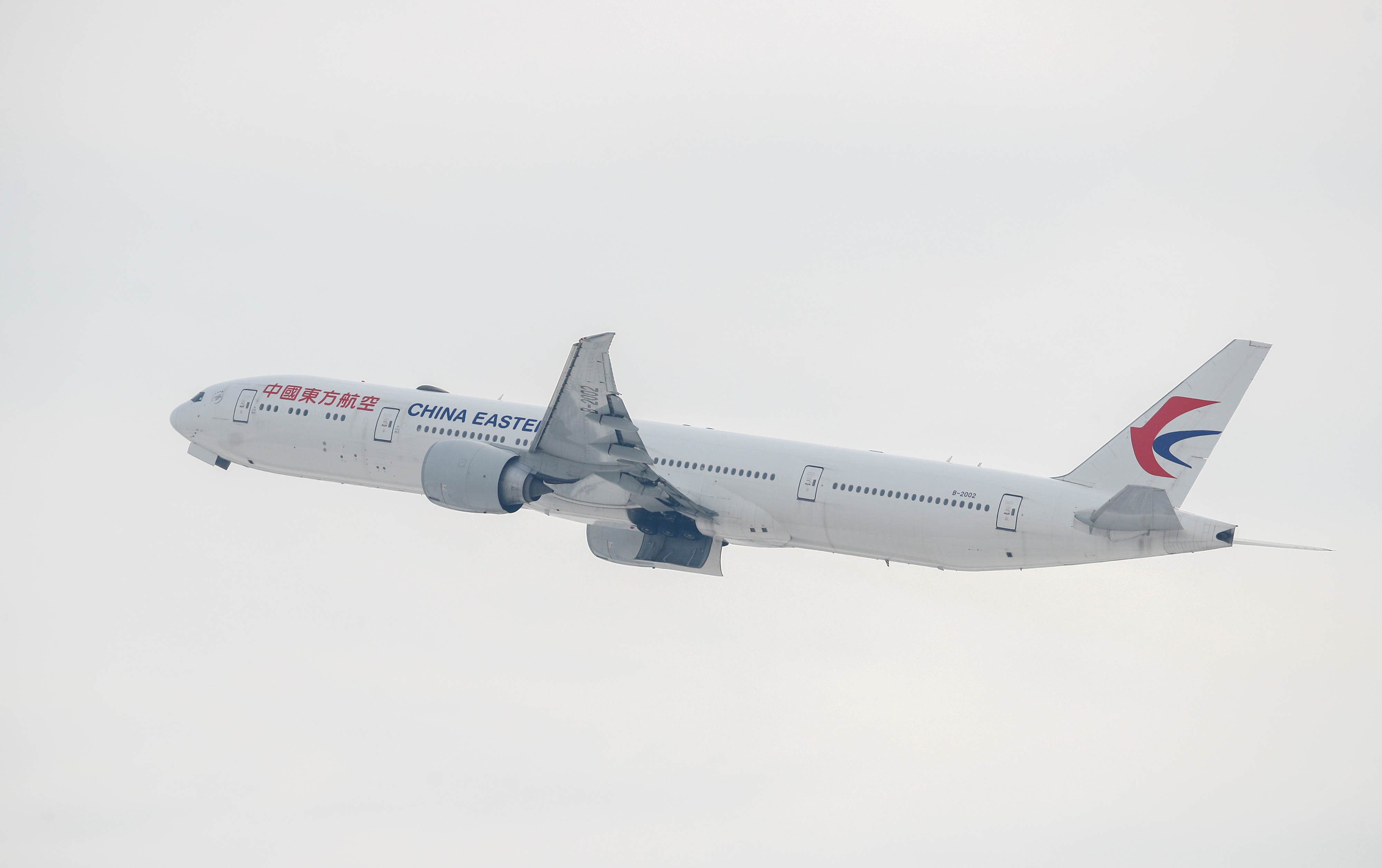 A China Eastern Boeing 777-300 ER no ar logo após decolar de Chicago
