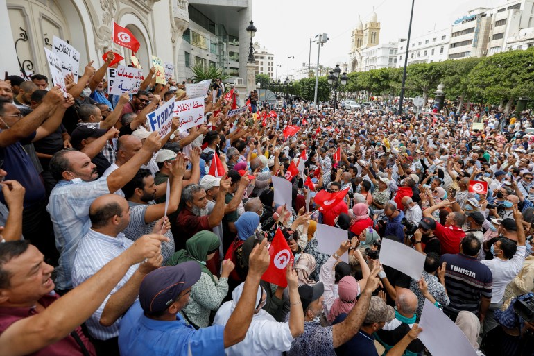 Tunus Devlet Başkanı Kais Saied'in muhalifleri, 18 Eylül 2021'de Tunus'ta 25 Temmuz'da darbe dedikleri şeye karşı düzenlenen bir protestoya katılıyor. REUTERS/Zoubeir Souissi