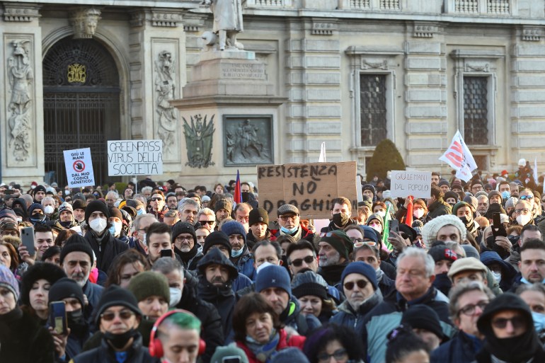 Italianos se reúnem para protestar contra a vacinação obrigatória para pessoas com mais de 50 anos e regras mais rígidas para os não vacinados em Torino, Itália