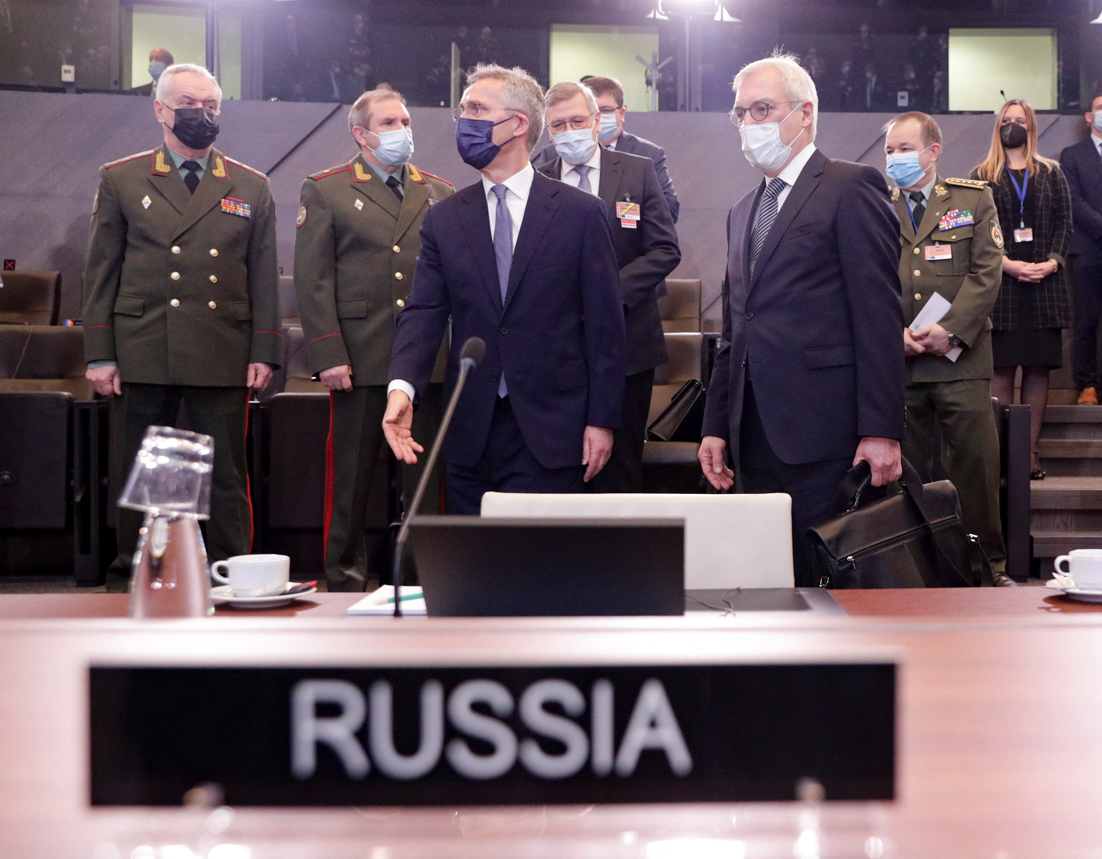 O vice-chanceler russo Alexander Grushko e o secretário-geral da OTAN Jens Stoltenberg são vistos na sede da aliança militar em Bruxelas