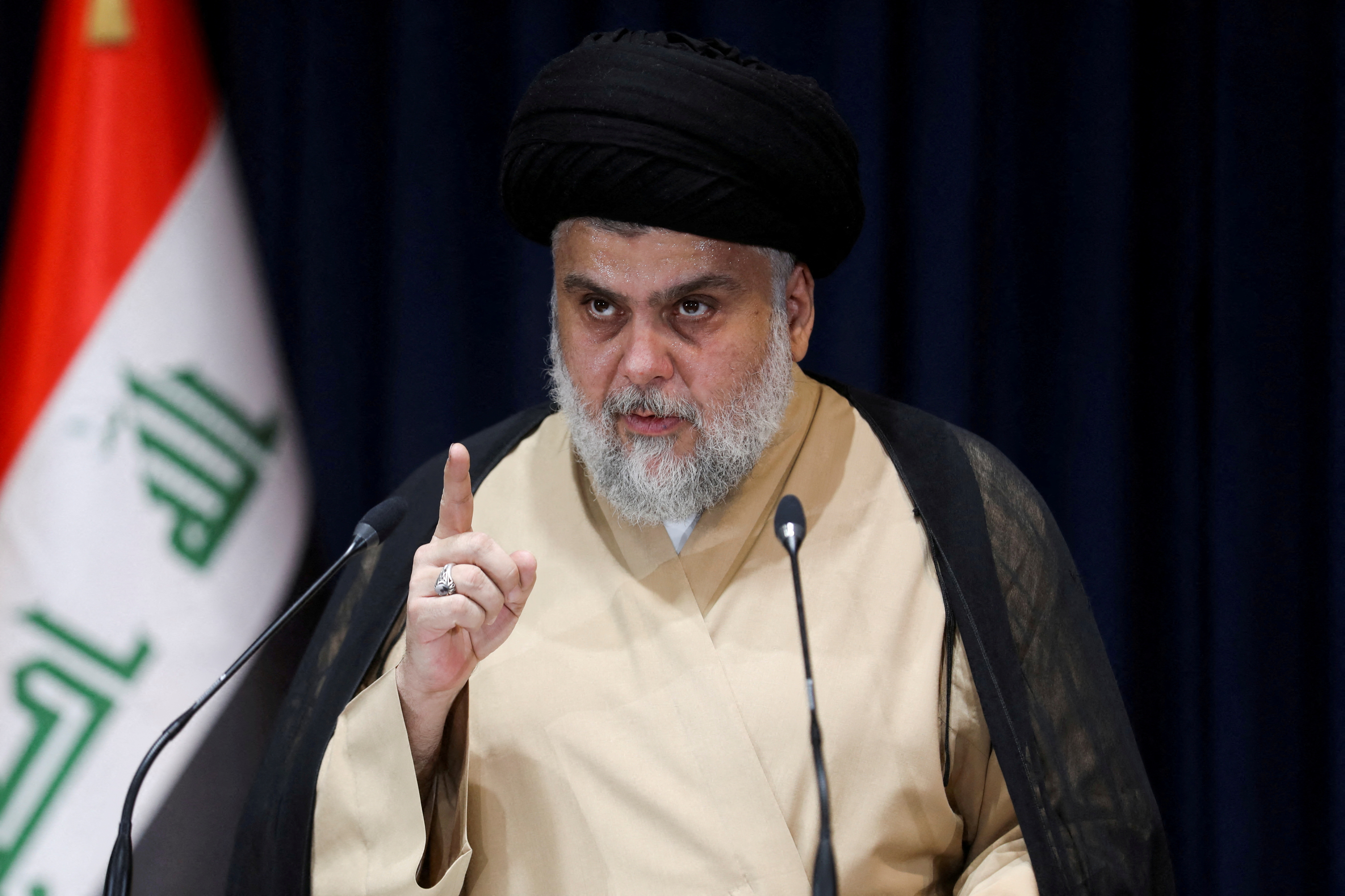 O clérigo iraquiano Muqtada al-Sadr fala após resultados preliminares da eleição parlamentar do Iraque