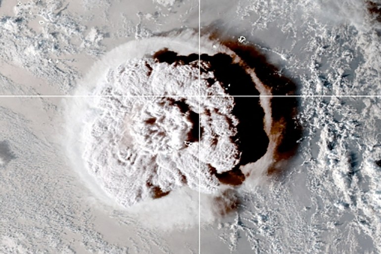 A erupção de um vulcão submarino em Tonga, que desencadeou um alerta de tsunami para várias nações insulares do Pacífico Sul, é vista em uma imagem do satélite NOAA GOES-West