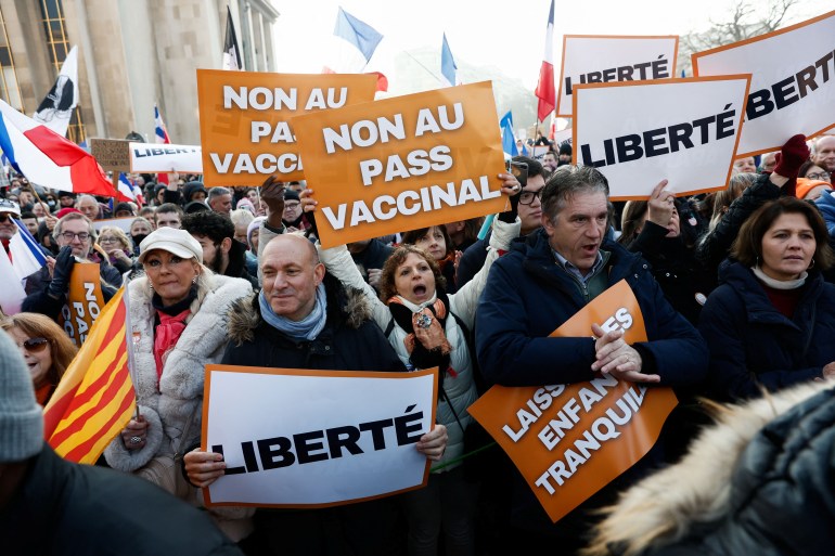 Les gens participent à une manifestation organisée par le parti nationaliste français "Les patriotes" (Les Patriotes), pour protester contre un projet de loi qui transformerait le laissez-passer sanitaire actuel pour la maladie à coronavirus en France (COVID-19) en un "passer le vaccin", place du Trocadéro à Paris, France