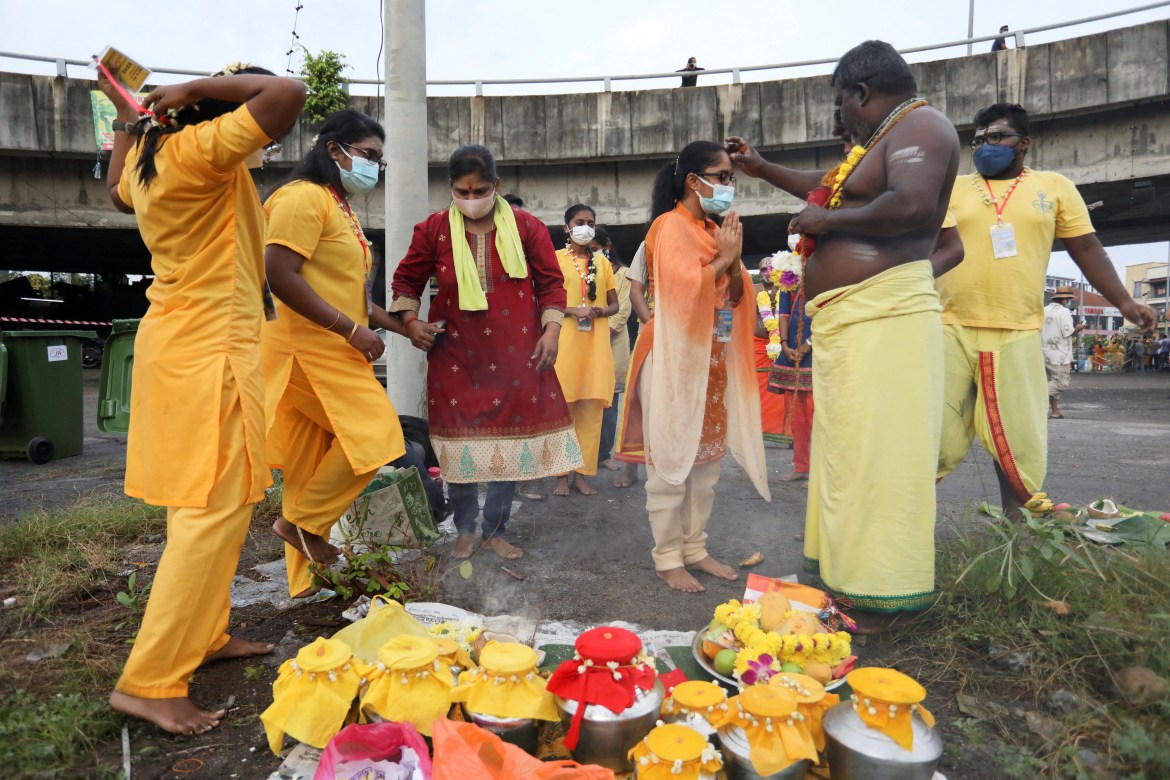 Hindu devotees perform a religious ritual at Sri Subramaniar Swamy Temple during celebrations of Thaipusam, which resumed with tight health protocols after a one-year hiatus due to the coronavirus disease (COVID-19) pandemic, at Batu Caves, Malaysia, January 18, 2022. REUTERS/Hasnoor Hussain