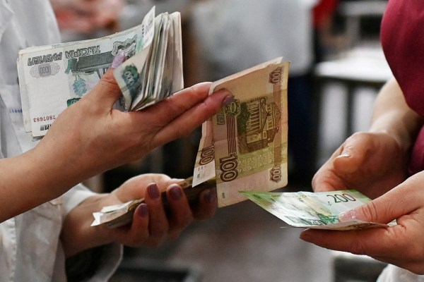 Руската рубла достигна най ниската си стойност от първите седмици