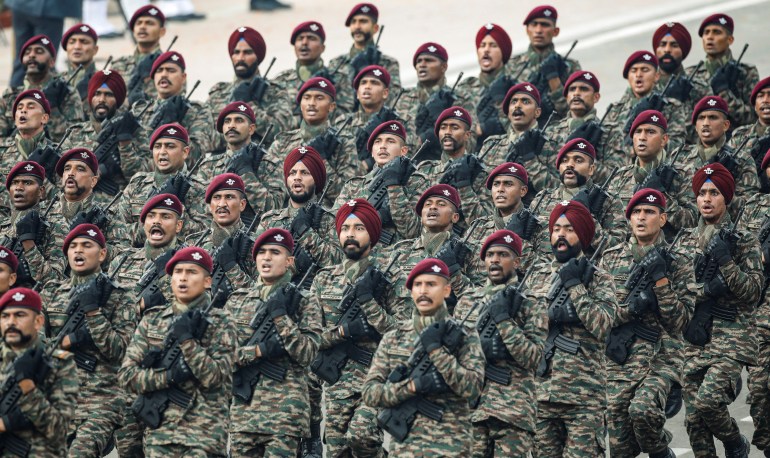 Hintli askerler Yeni Delhi'deki Cumhuriyet Bayramı geçit töreninde yürüdü