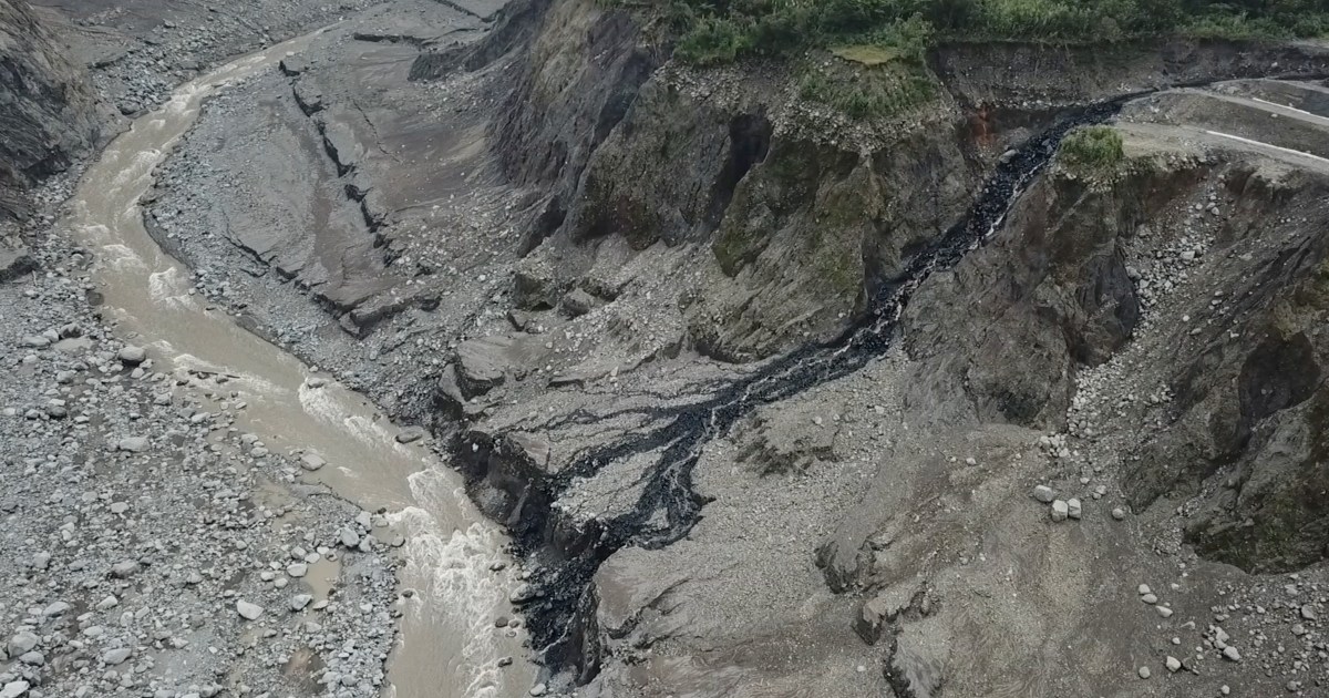 Ecuador oil spill pollutes river, protected Amazon area: Ministry