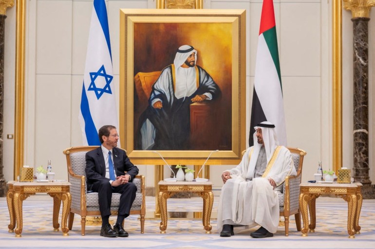 Presiden Israel Isaac Herzog bertemu dengan Putra Mahkota Abu Dhabi Sheikh Mohammed bin Zayed al-Nahyan pada 30 Januari 2022 di Abu Dhabi, Uni Emirat Arab.
