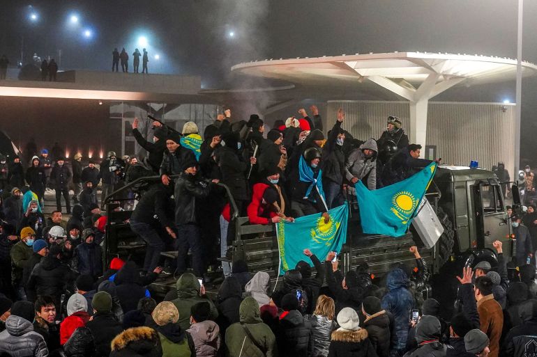 Manifestantes participam de uma manifestação contra um aumento nos preços da energia em Almaty, Cazaquistão