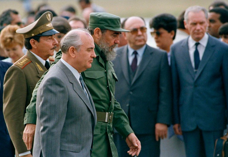Președintele cubanez Fidel Castro și fratele său, Raul Castro, îl escortează pe Mihail Gorbaciov la Havana, Cuba. 