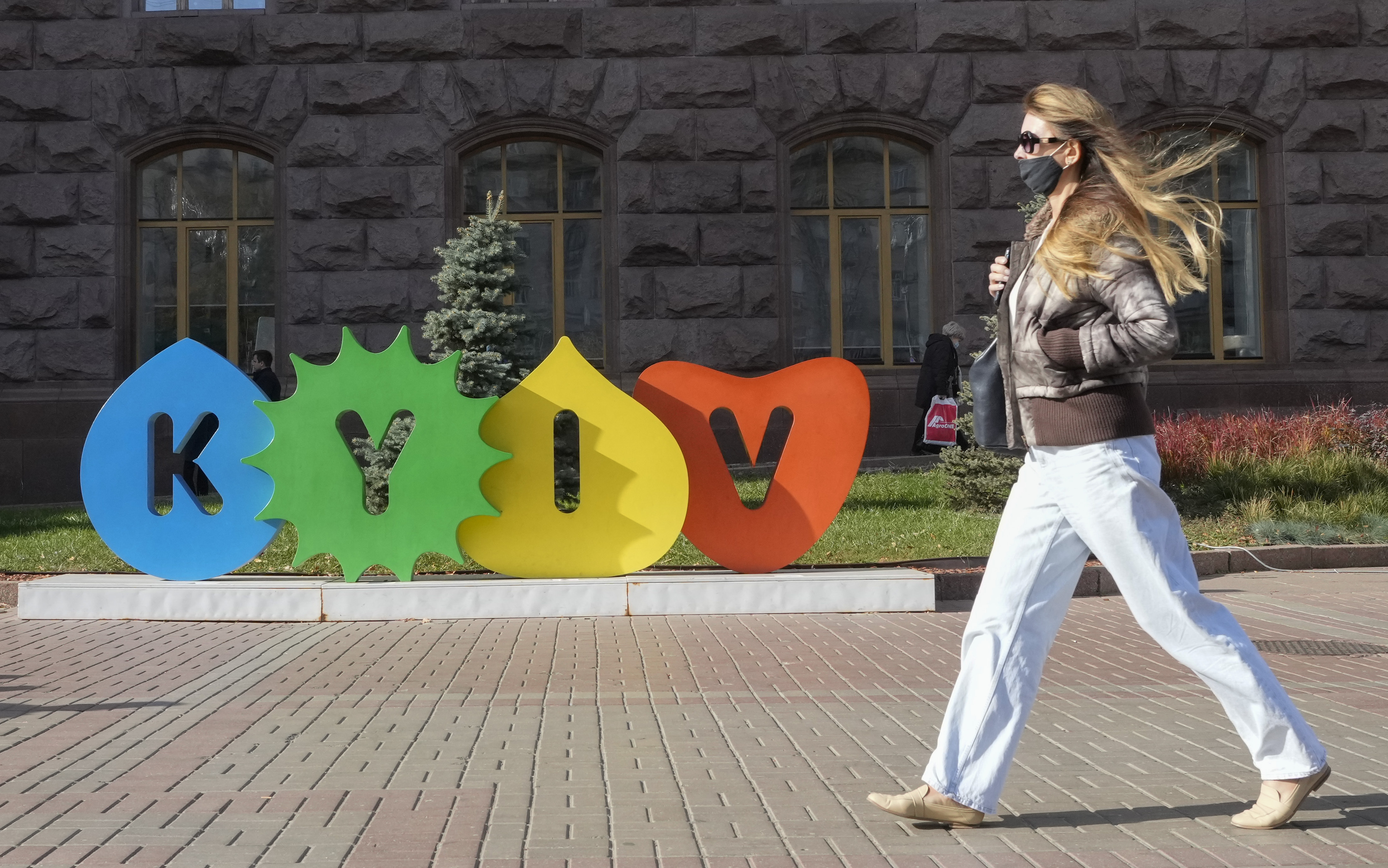 Una giovane donna cammina lungo la principale via Khreschatyk di Kiev