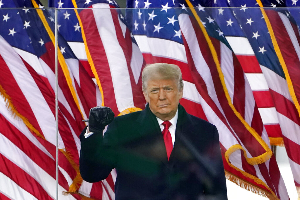 도널드 트럼프 당시 대통령이 워싱턴에서 열린 집회에서 연설하기 위해 도착하자 손짓을 하고 있다.