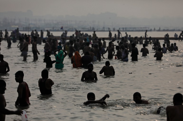 يجتمع الهنود من أجل السباحة المقدسة ، متحدين انتشار فيروس كورونا