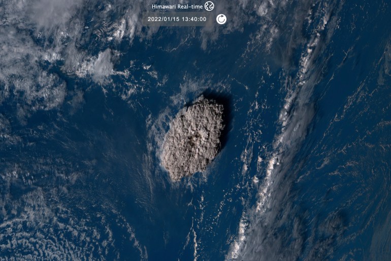L'immagine satellitare mostra un'eruzione di un vulcano sottomarino nella nazione del Pacifico di Tonga