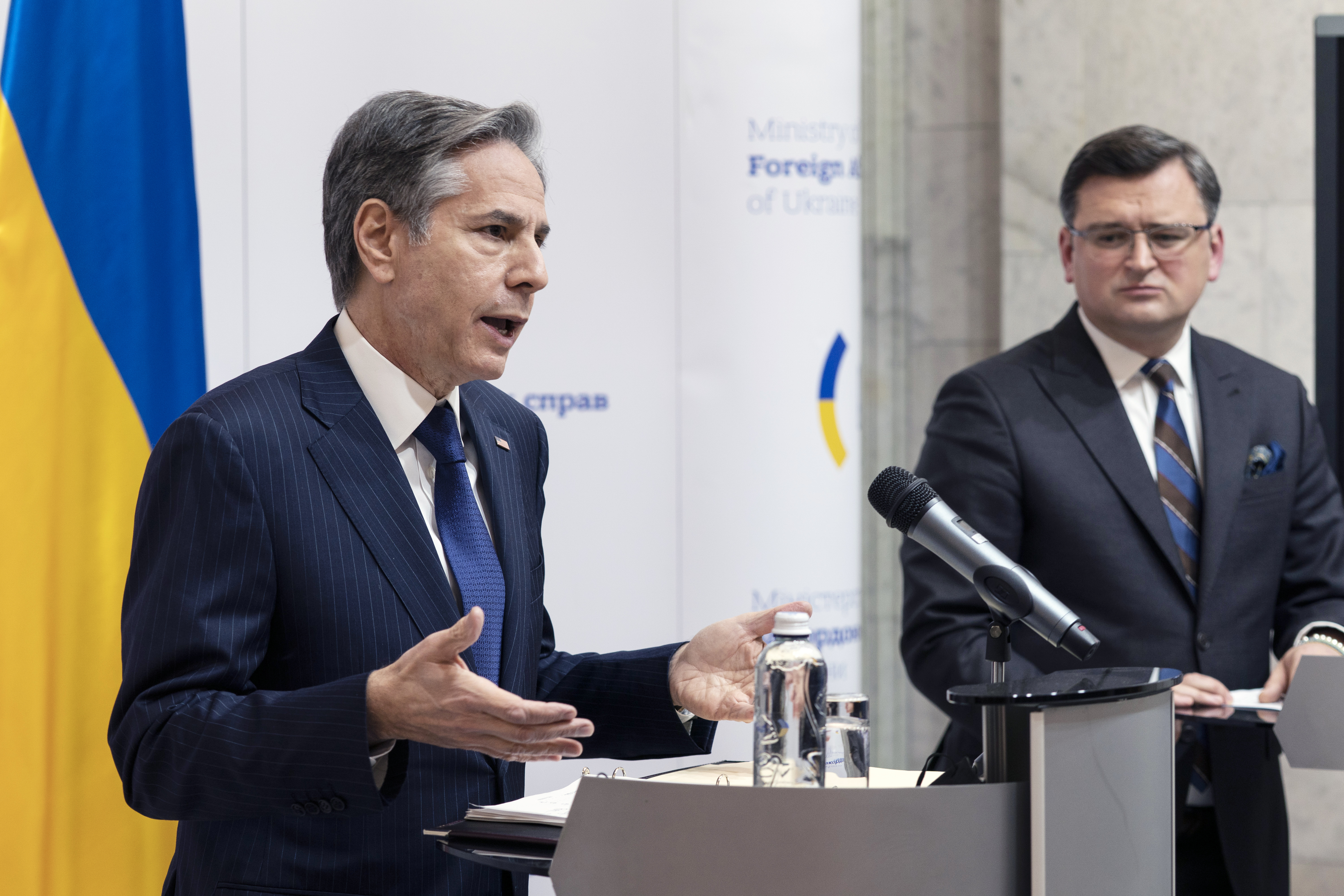O secretário de Estado Antony Blinken, à esquerda, fala durante uma disponibilidade de mídia com o ministro das Relações Exteriores da Ucrânia, Dmytro Kuleba, no Ministério das Relações Exteriores,