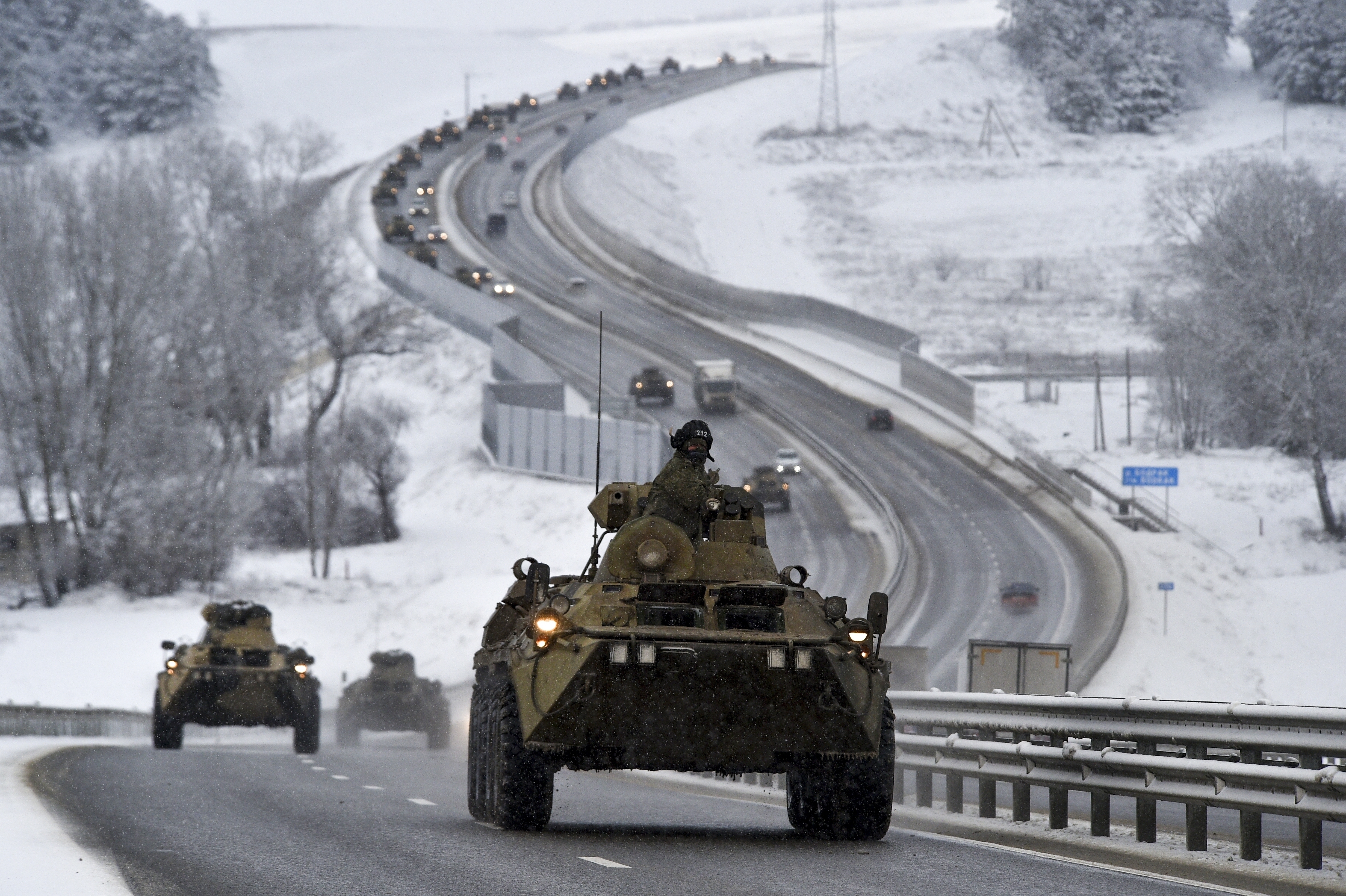 Um comboio de veículos blindados russos se move ao longo de uma estrada na Crimeia