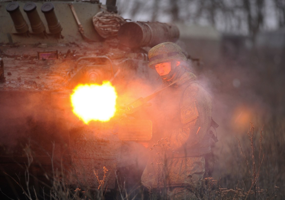 Um soldado do exército russo participa de exercícios no campo de tiro Kadamovskiy na região de Rostov, no sul da Rússia
