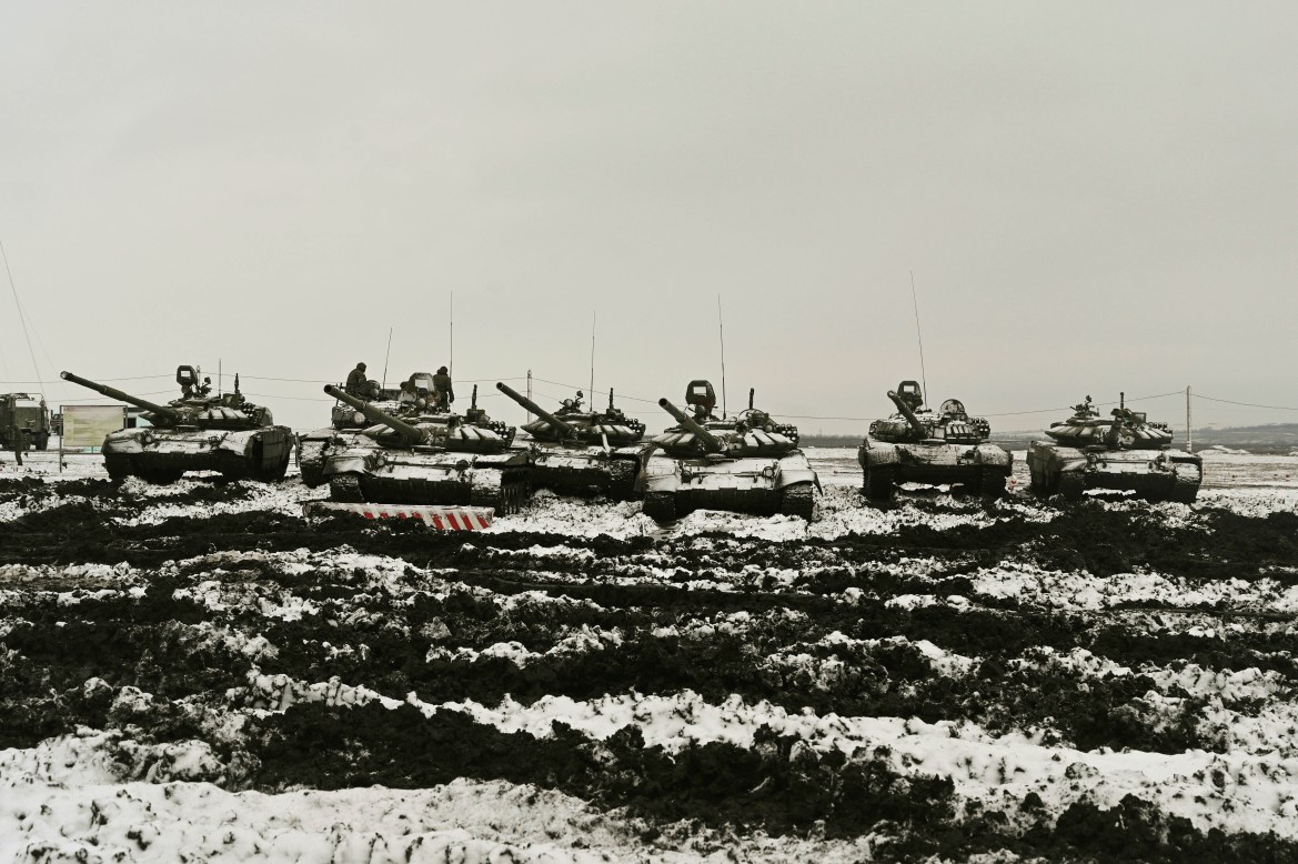 Tanques russos T-72B3 participam de exercícios no campo de tiro Kadamovskiy na região de Rostov, no sul da Rússia