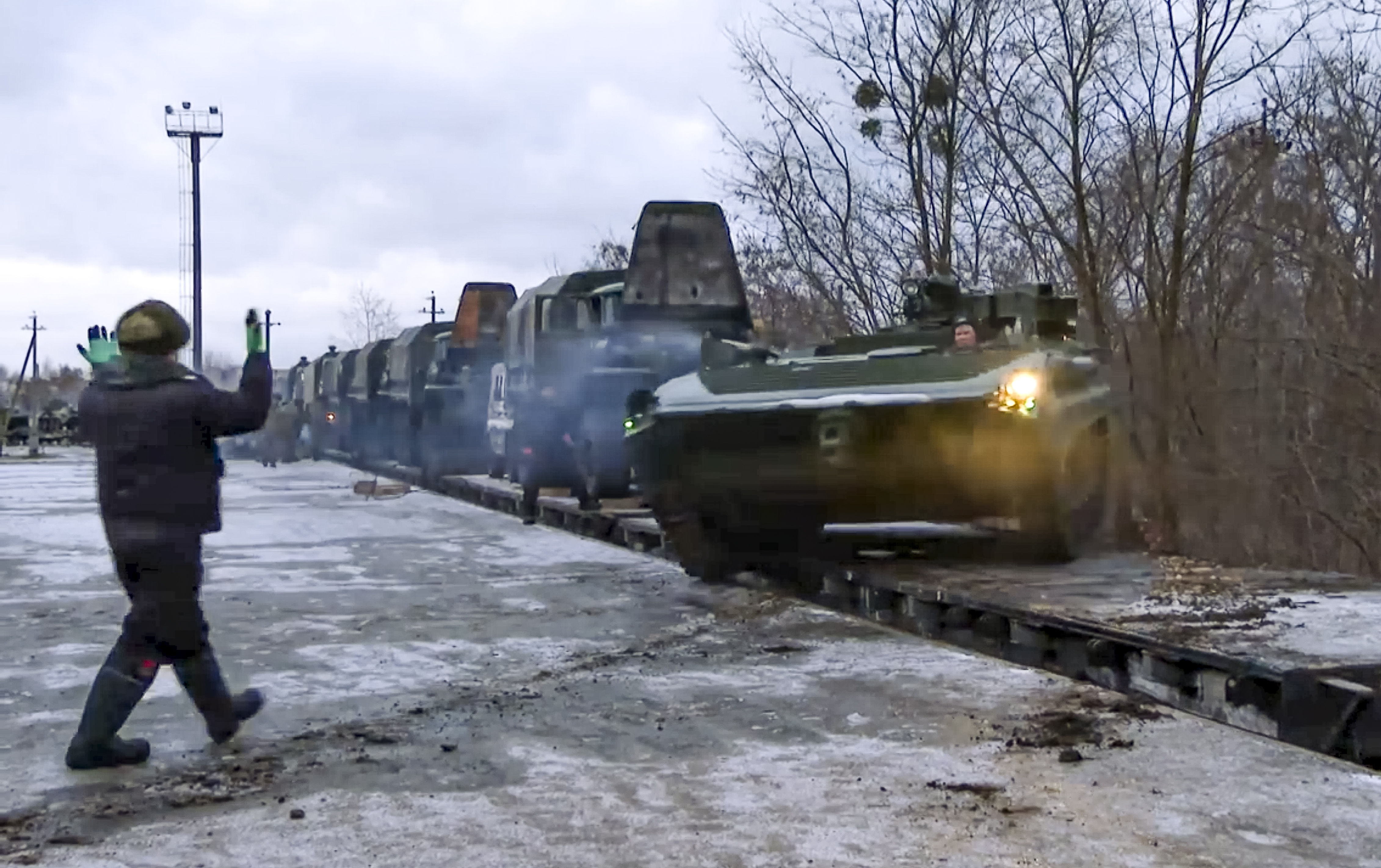 Um veículo blindado russo sai de uma plataforma ferroviária após a chegada à Bielorrússia