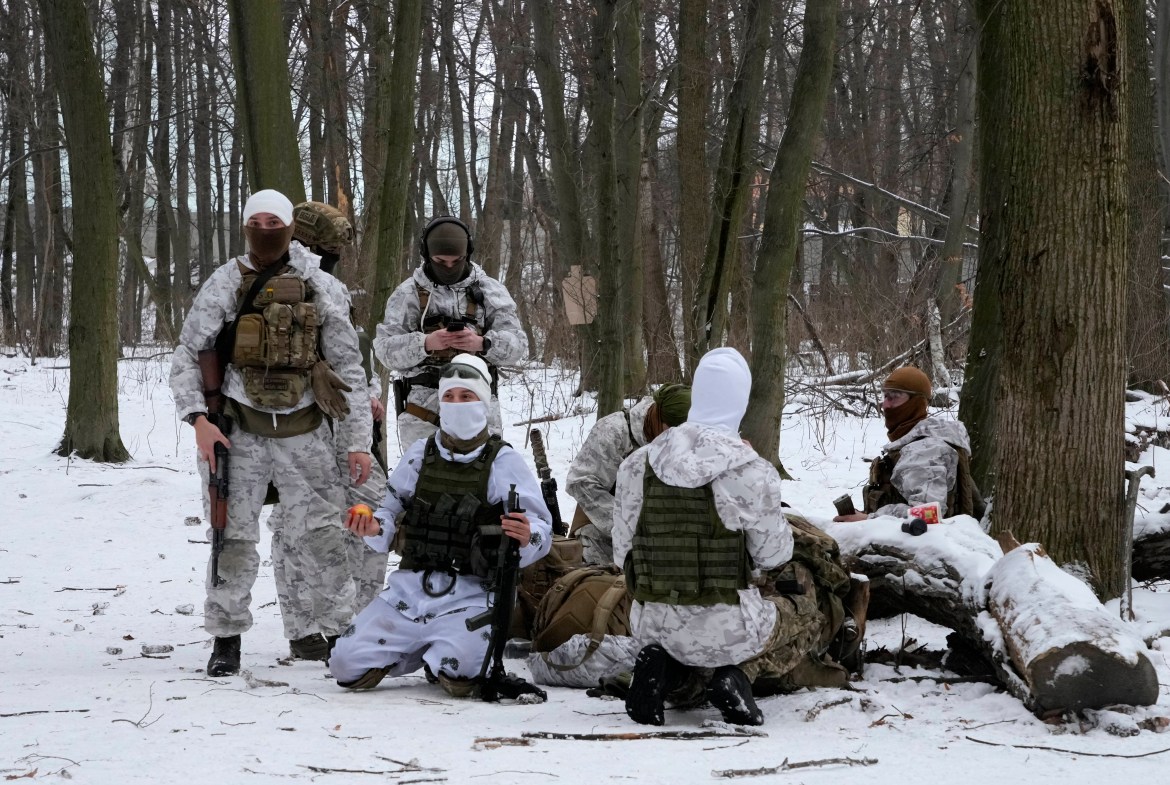 Membros das Forças de Defesa Territoriais da Ucrânia, unidades militares voluntárias das Forças Armadas, treinam em um parque da cidade em Kiev