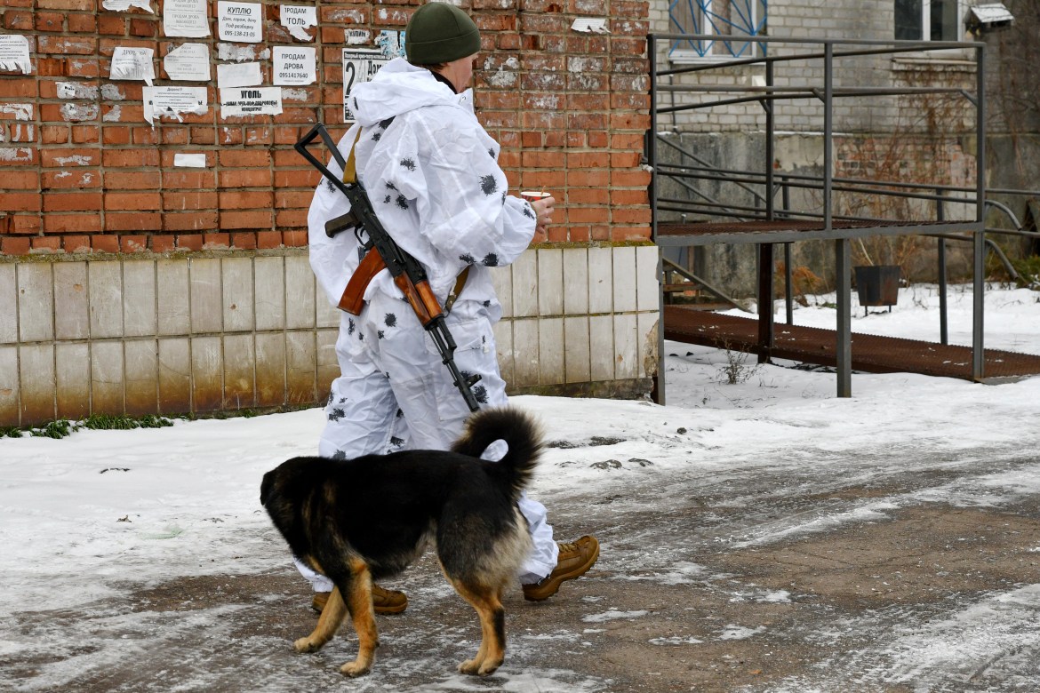 Um soldado ucraniano patrulha uma rua perto da linha de frente na região de Donetsk, leste da Ucrânia