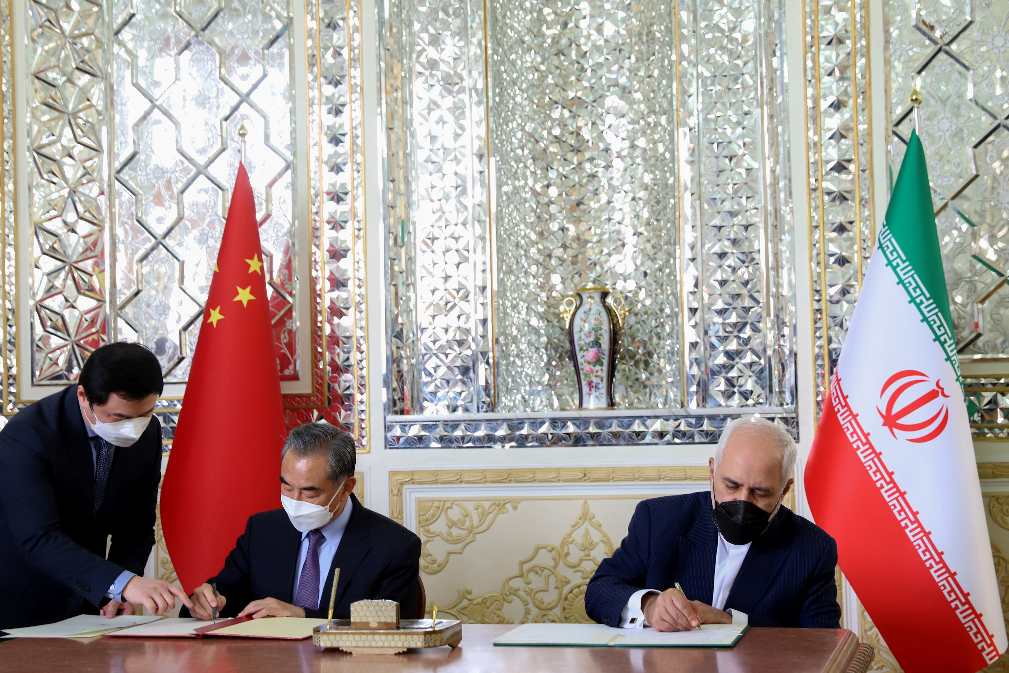 Il ministro degli Esteri iraniano Mohammad Javad Zarif e il ministro degli Esteri cinese Wang Yi firmano un accordo di cooperazione di 25 anni.