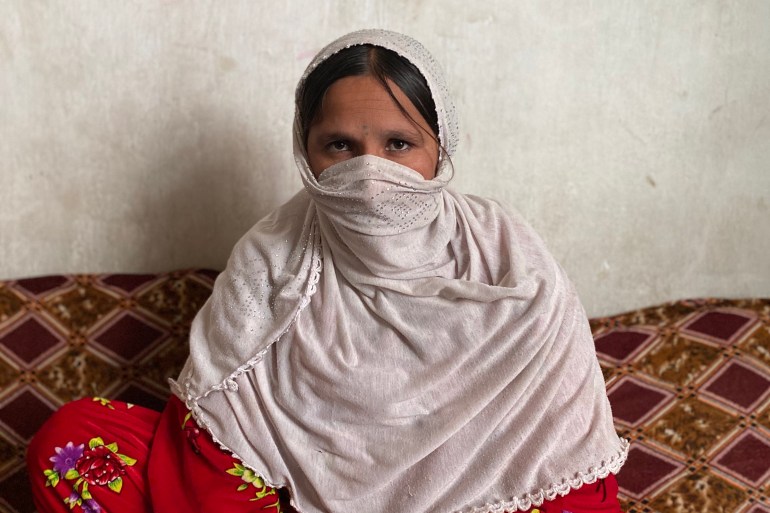 Eloom Bibi, una donna afgana, posa per la macchina fotografica.
