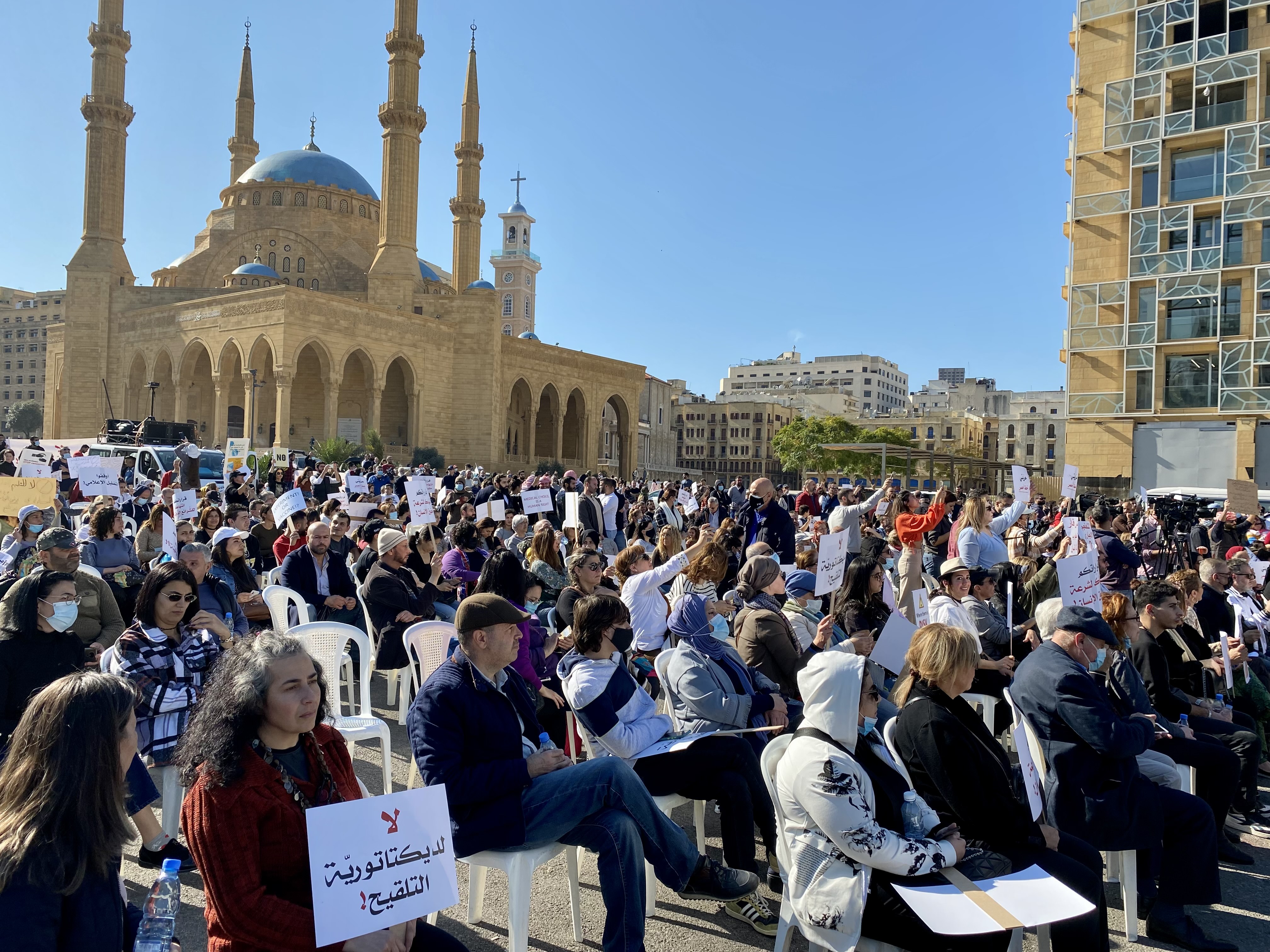 Anit-vaxxers protestam em Beirute.