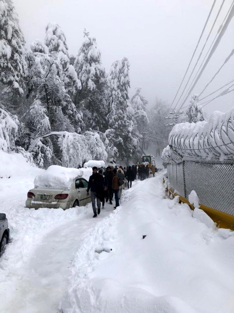 Il Dipartimento meteorologico del Pakistan (PDM) ha affermato che una forte ondata da ovest sta colpendo la maggior parte del paese e potrebbe persistere fino al 9 gennaio
