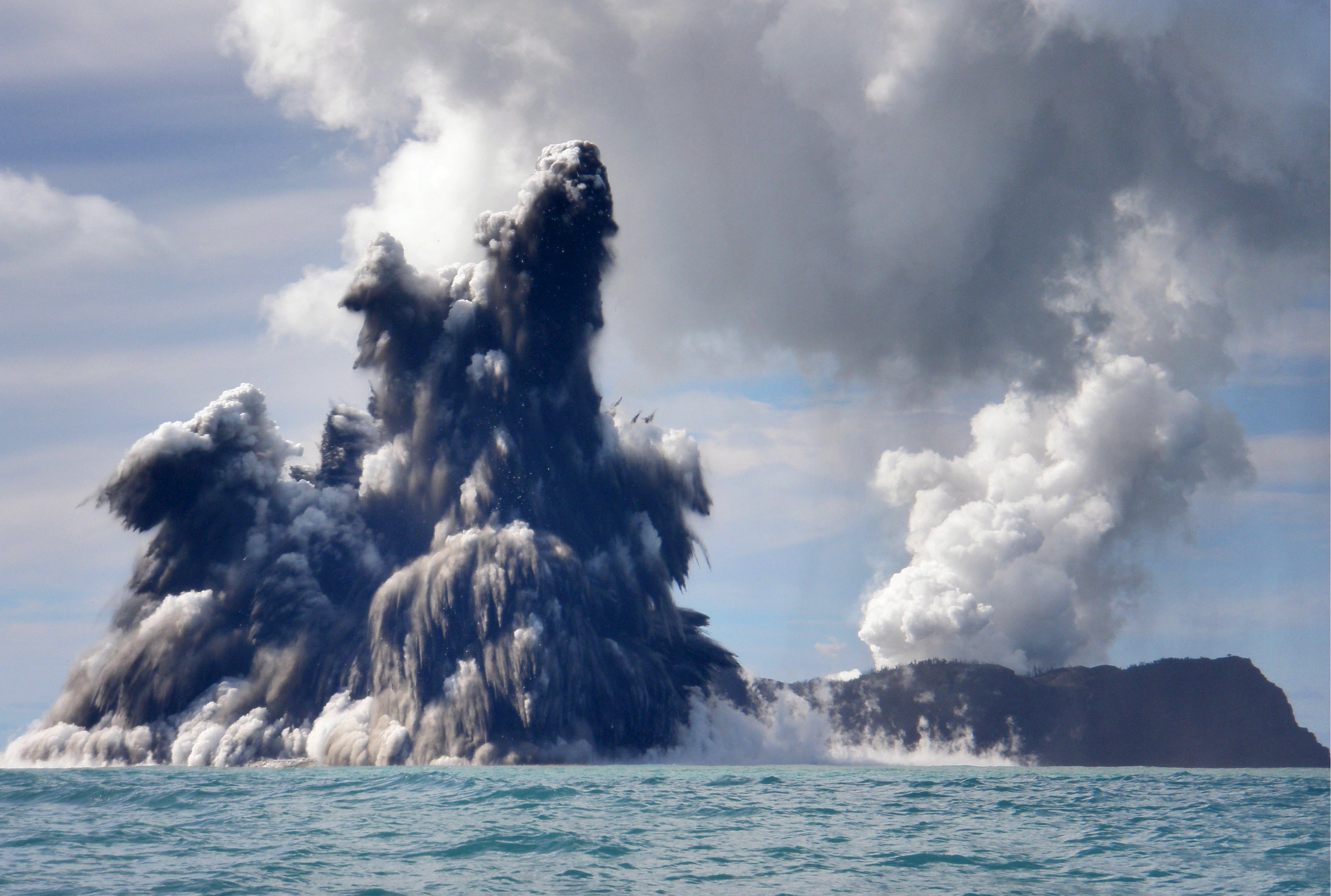 Гигантская волна возникающая в результате подводного землетрясения. Извержение вулкана Хунга Тонга. Извержение вулкана Тонга 2022. Тонга извержение ЦУНАМИ. Подводный вулкан Тонга.
