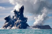 Plumes of steam, smoke and ash rise into the air after Saturday&#39;s eruption of Hunga Tonga Hunga Ha&#39;apai [Lothar Slabon/EPA]