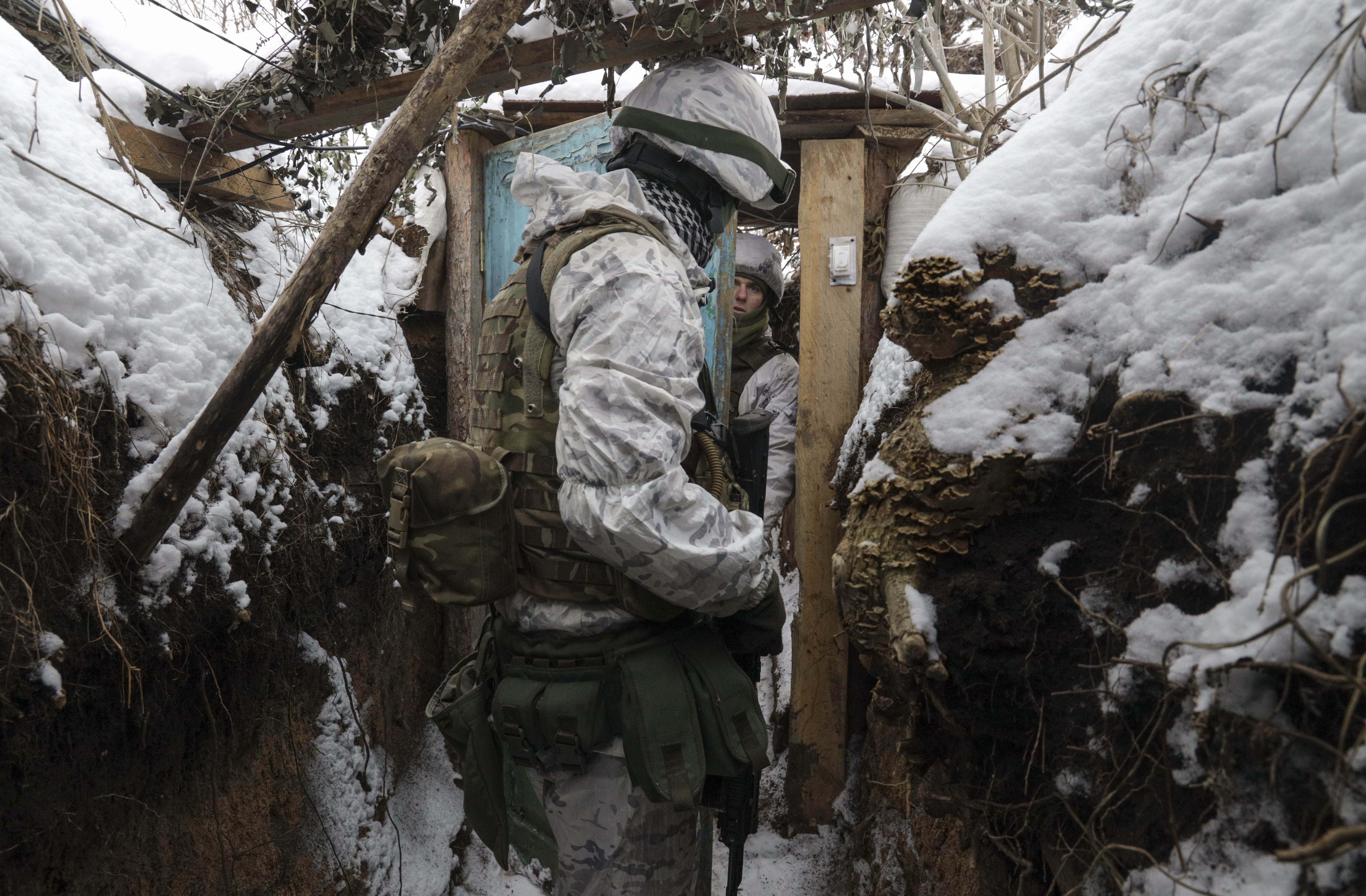 Militares ucranianos verificam a situação nas posições em uma linha de frente perto da vila de Avdiivka