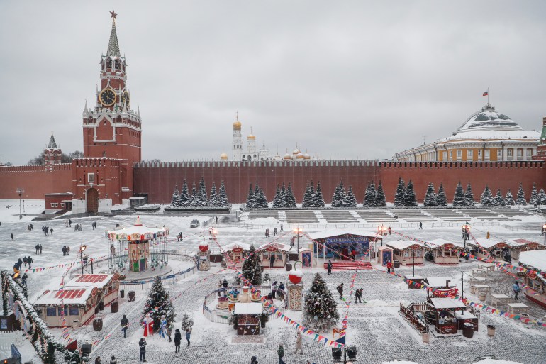 epa09710166 General view of the Moscow Kremlin and Red Square from the State Department Store GUM in Moscow, Russia, 26 January 2022. According to the national coronavirus information center, over the past 24 hours, a record number of 74,692 cases of the coronavirus infection have been detected in Russia. EPA-EFE/MAXIM SHIPENKOV