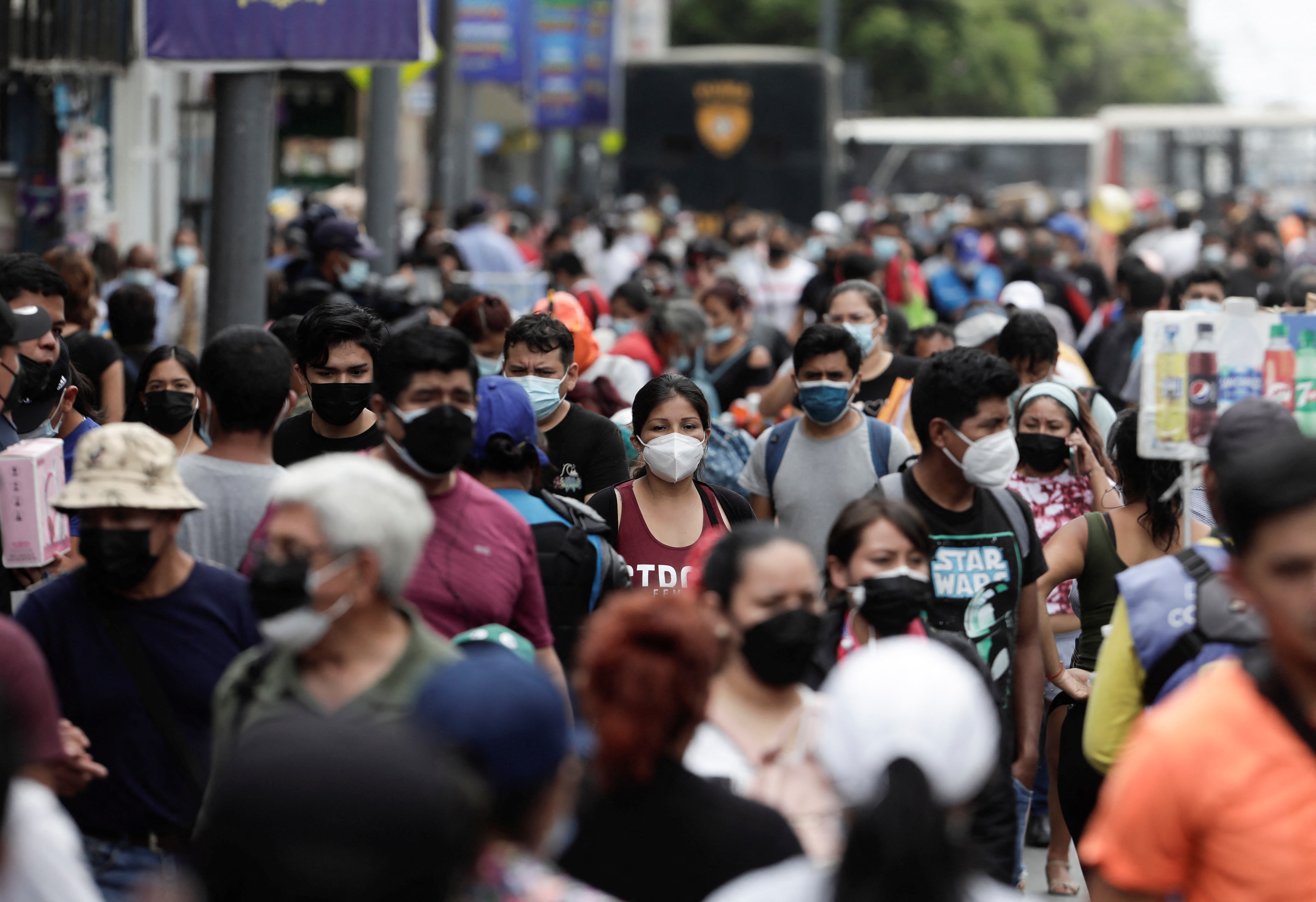 Pessoas caminham em uma rua movimentada enquanto novos casos da doença de coronavírus (COVID-19), impulsionada pela variante Omicron, estão surgindo, em Lima, Peru