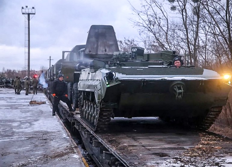 This handout photograph released on January 18, 2022 by the Belarus defense ministry shows a Russian troop train transporting military vehicles arriving for drills in Belarus.  - Belarus said on January 18, 2022, that Russian troops had fled arriving in the country for military drills announced against the backdrop of tensions between the West and Russia over neighboring Ukraine.  (Photo by Handout / MINISTRY OF DEFENSE REPUBLIC OF BELARUS / AFP) / RESTRICTED TO EDITORIAL USE - MANDATORY CREDIT "AFP PHOTO / Belarus' Defense Ministry " - NO MARKETING - NO ADVERTISING CAMPAIGNS - DISTRIBUTED AS A SERVICE TO CLIENTS