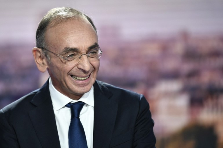 Parti d'extrême droite français Reconquete!  Le candidat à la présidentielle Eric Zemmour sourit