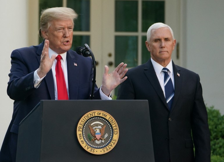 Eski ABD Başkanı Donald Trump, eski ABD Başkan Yardımcısı Mike Pence'in Washington DC'deki Beyaz Saray Roser Garden'da düzenlediği basın toplantısında izlerken konuşuyor