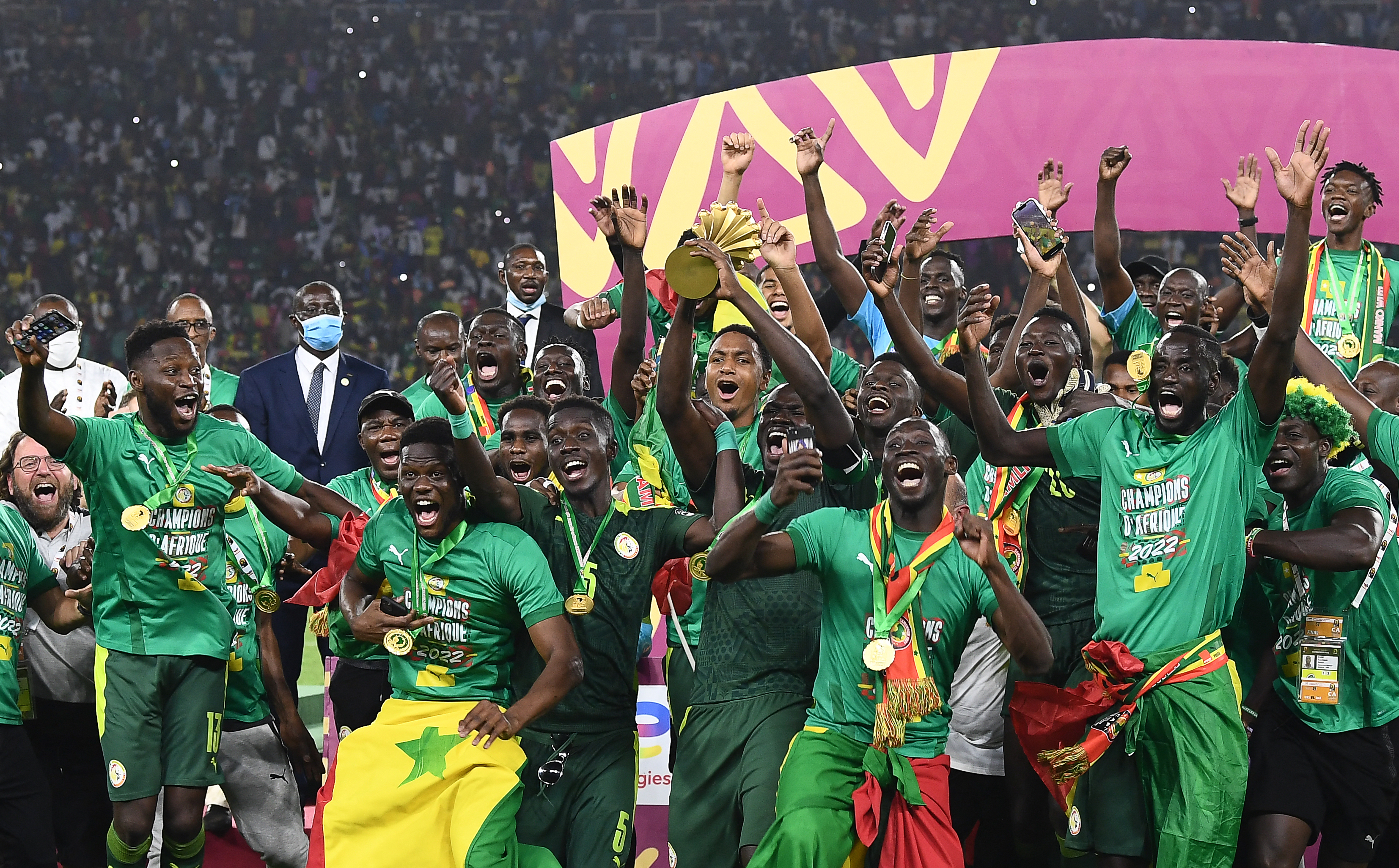 I giocatori del Senegal festeggiano con il trofeo dopo aver vinto la finale della Coppa d'Africa 2021 allo Stade d'Olembe di Yaounde.