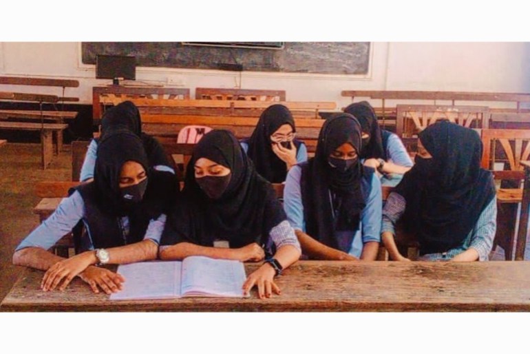 बसरूर जिले के एक कॉलेज में छात्रों ने हिजाब पहनने पर कक्षा में अलग बैठने को कहा
