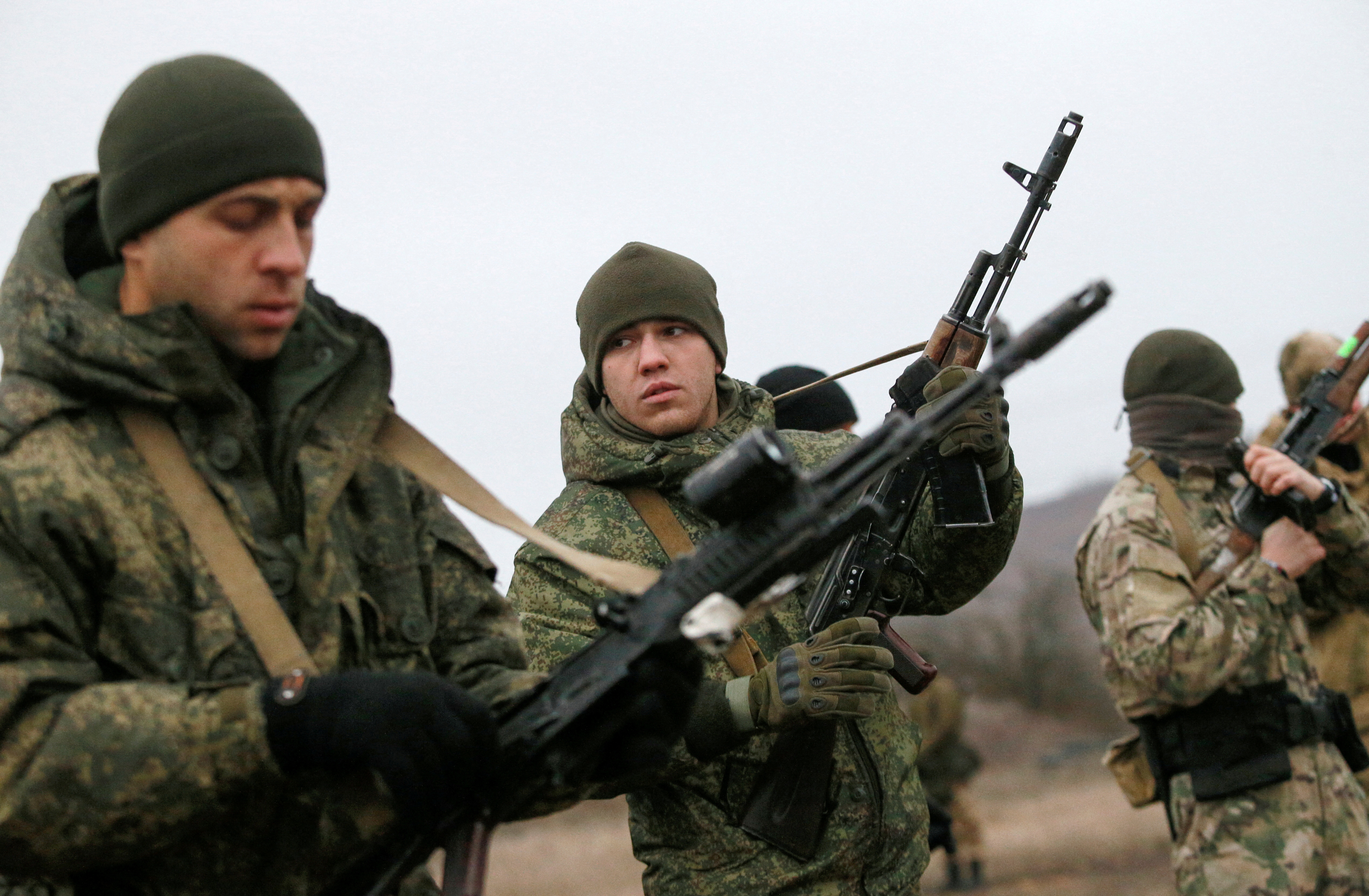 I combattenti dell'autoproclamata Repubblica popolare di Donetsk prendono parte a esercitazioni di tiro in un poligono alla periferia di Donetsk.