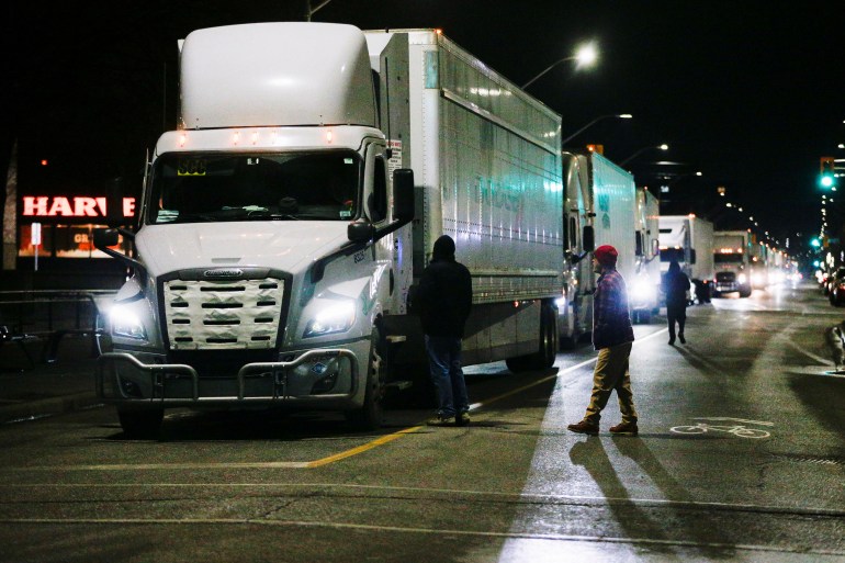Caminhões são apoiados depois que os manifestantes fecharam a última entrada da Ambassador Bridge, que liga Detroit e Windsor, enquanto o protesto contra os mandatos de vacina contra a doença de coronavírus (COVID-19) continuava.